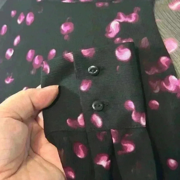 Women’s Sz Small Flowy Black Floral LS Blouse. Layers. 1-button Back Closure - Picture 3 of 7